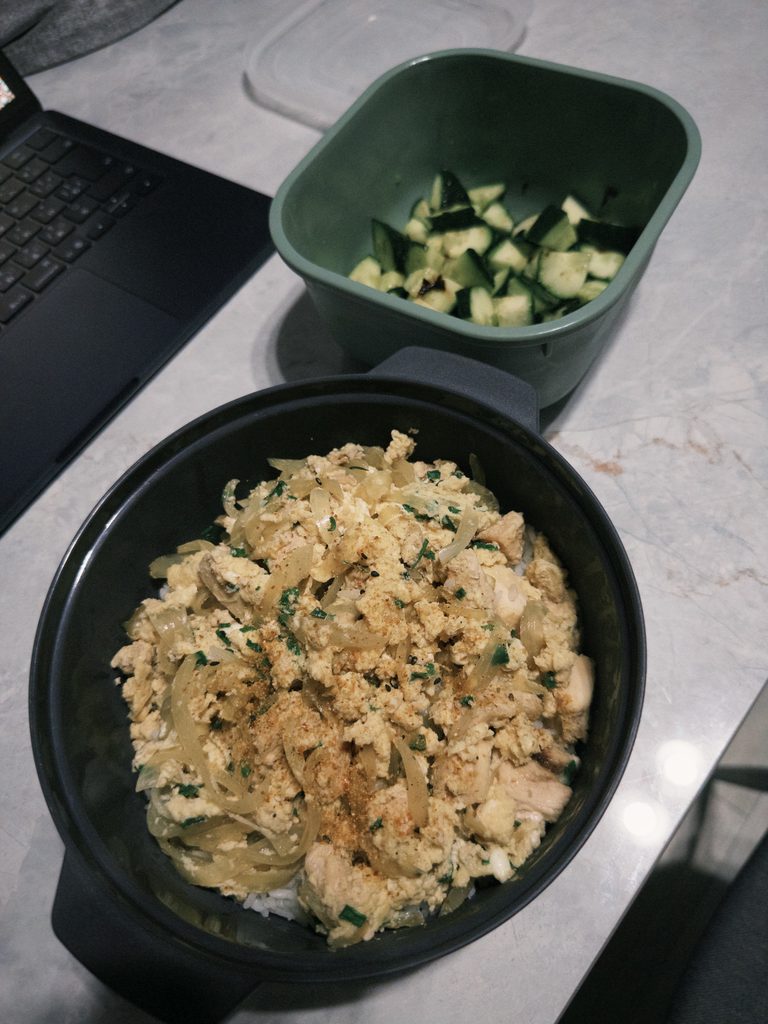 親子丼ときゅうりの漬物